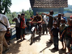 Bupati Hendrajoni, Naik Motor Trabas Temui Warga dan Tinjau Jalan Tani Ladang Gampua Koto Kandis Kambang Timur