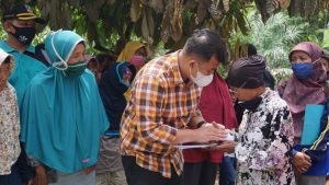 Sutan Riska Berikan Bantuan Kepada Mbah Diyem Korban Kebakaran di Gunung Medan