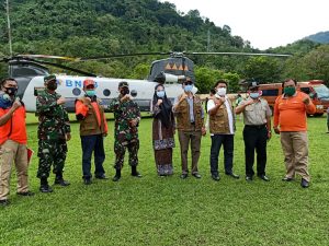 BNPB Pusat Distribusikan APD Gunakan Helikopter ke Pessel