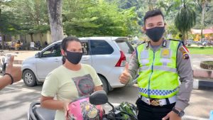 Satlantas Polres Pessel Bagikan Masker pada Warga, Pedagang dan Tukang Ojek 