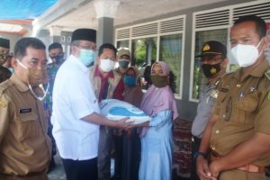 Bantuan Beras untuk KPM-PKH Se Kabupaten Solok Diserahkan Gusmal Secara Simbolis