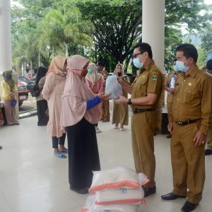 Pemda Solok Selatan Salurkan CSR Perusahaan untuk 180 KK