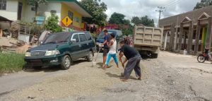 Jalan Nasional Pekonina Rusak Parah, Orang Luar Turun Tangan