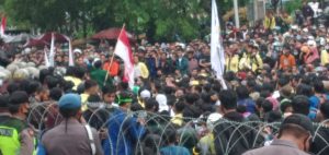 Demo di DPRD Sumbar Perjuangkan Undang-Undang, Tapi Melanggar Aturan