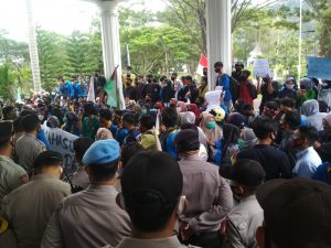 Mendekati Ribuan Massa Demo DPRD Tanah Datar Tolak Omnibus Low