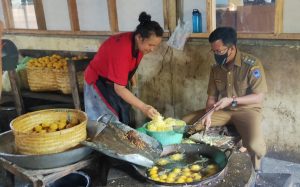 Kunjungi Rumah Produksi Sanjai Oviga, Erwin Yunaz: UKM harus memiliki Terobosan Baru