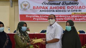 Andre Rosiade Berikan Bantuan untuk UMKM di Pegambiran Ampalu