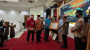 Bupati Pesisir Selatan, Terima Peduli Wisata Award Tahun 2020