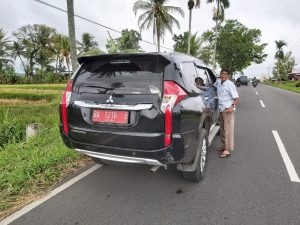 Kasat Lantas Tanah Datar Tahan Mobil  Dinas Wakil Ketua DPRD