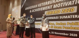 Sekretariat DPRD Sumbar Terima Anugrah Keterbukaan