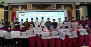 Gubernur Sumbar Serahkan Bonus Pada Atlet Prestasi Nasional