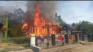 Diduga Konsleting Arus Pendek, 1 Unit Rumah di Air Haji Hangus Terbakar