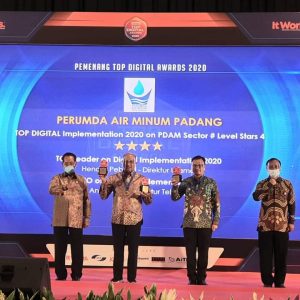 Dipenghujung Tahun 2020, Perumda Air Minum Kota Padang Terima TOP Figital Awards