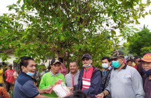 Bupati Hendrajoni, Serahkan Bantuan Untuk Korban Banjir di Kec. Lengayang