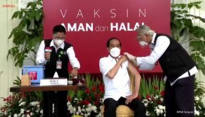 Divaksin, Jokowi Tersenyum