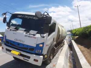 Kondisi Jalan Lunak, Truk Muatan CPO Tebenam