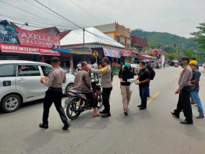 Aksi Solidaritas. Jurnalis Bersama Polres Pessel Bagikan  Masker pada Warga dan Pedagang