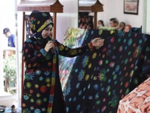 Lisda Hendrajoni Apresiasi Pengrajin Batik di Kabupaten Pesisir Selatan