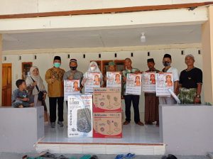 Nevi Zuairina Serahkan Bantuan Sarana Untuk Masjid di Padang Pariaman