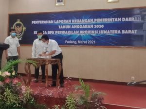 Wabup Rudi Hariyansyah, Serahkan LKPD ke BPK RI Perwakilan Sumbar