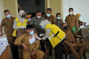 Gubernur Mahyeldi Yakinkan Vaksin Sebagai Salah Satu Solusi Pengendalian Covid-19