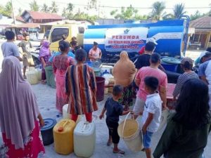 Perumda AM Kota Padang Gandeng BPBD Dan Rumah Zakat Padang Bagikan Air Bersih