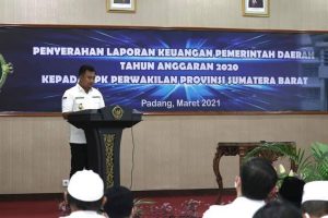 Bupati Sutan Riska Didapuk Sampaikan Kata Sambutan Dalam Penyerahan LKPD