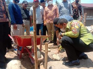 Wagub Audy Joinaldy Lakukan Peletakan Batu Pertama Pembangunan Closed House Milik H. Akmal