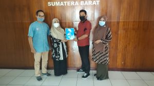 KPU Kota Padang Serahkan Laporan Layanan Keterbukaan Informasi
