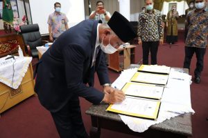 Gubernur Mahyeldi Ansharullah Tandatangani Perjanjian Inovasi Tahun 2021 Bersama OPD Lingkup Pemprov Sumbar