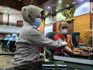 Cegah Penyebaran Pandemi, Pimpinan dan Staf DPRD Sumbar Lakukan Vaksin