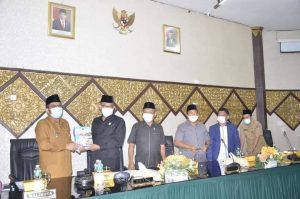 Plt Wako Hendri Septa Sampaikan LKPJ Tahun 2020 Kepada DPRD