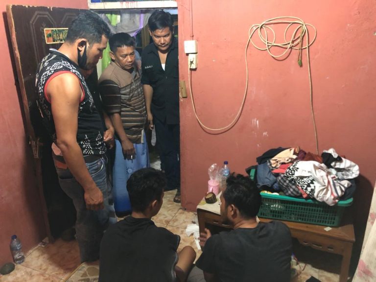 Kasat Resnarkoba Polres Dharmasraya Pimpin Penangkapan Seorang Pemuda diduga Pengedar dan Pengguna Narkoba Jenis Shabu.