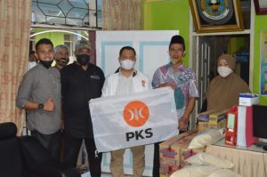 PKS Limapuluh Kota Serahkan Bantuan ke Durian Gadang, Akabiluru