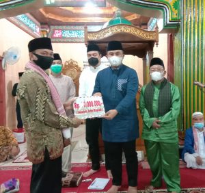 Bupati Sutan Riska menyerahkan Bantuan Pembangunan sebesar 10 juta kepada Masjid Nailul Khairat Sikabau.