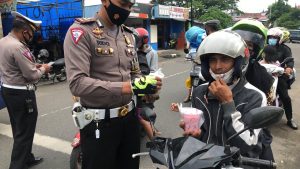 Polres Tanah Datar Bagikan Takjil dan Masker dalam Operasi Keselamatan Singgalang 2021