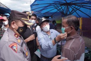 Sembari Bagi Masker.Bupati Eka Putra mengajak Masyarakat Kembali Patuhi Prokes Covid-19