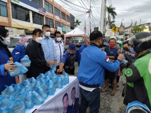 Partai Berlambang Mercy Berbagi Takjil, Dipimpin Langsung Ketua-nya Mulyadi