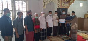 Ketua Komisi III DPRD Sumbar yang juga Ketua.LPM Sumbar Serahkan Bantuan Buat Masjid Nurul Ikhlas Tanah Lapang