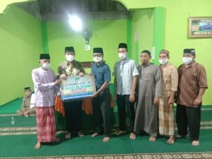 Anggota DPRD Prov Sumbar Drs H Syafruddin Putra Dt Sungguno MSi menyerahkan bantuan Masjid sebesar Rp 20 jt Kepada Masjid Az – Zikra Pulau Punjung