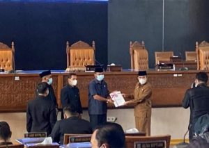 DPRD Dharmasraya menyerahkan Rekomendasi LKPJ Tahun Anggaran 2020