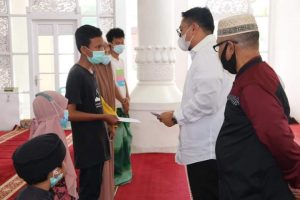 Menyambut Lebaran, 36 Anak Yatim Terima Insentif dari Pengurus Masjid Nurul Amin Pagaruyung