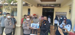 Polres Sawahlunto berbagi tali Asih. Bagikan Sembako kepada para THL, Masyarakat dan Insan Pers.  Sawahlunto.Relasi Publik