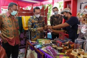 Bupati Eka Putra Kunjungi Stand Pameran Dekranasda