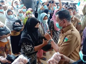 Bupati Pessel Rusma Yul Anwar, Serahkan 1100 Paket Sembako Kepada Masyarakat Korban Banjir di Rahul Tapan