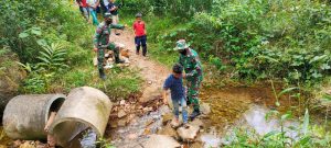 Wujud Kepedulian, Personel Satgas Pra TMMD Kodim 0306/50 Kota Bantu Warga Menyeberangi Anak Sungai