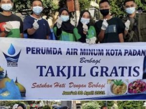 Area Pelayanan Utara Perumda AM Padang Bagikan Takjil