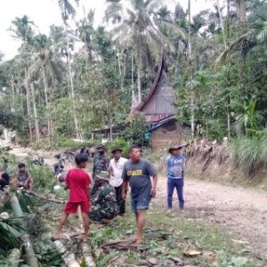 Warga Antusias Saksikan Personil Pra TMMD Kodim 0306/50 Kota Buka Jalan