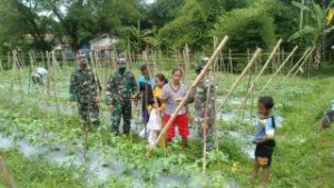 Anggota Satgas Berbagi Pengalaman Dengan Petani Kacang Panjang
