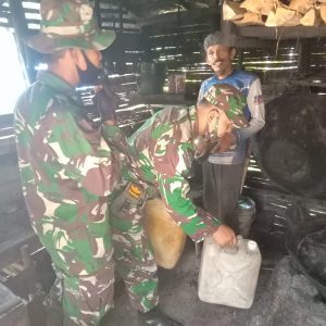 Anggota Pra TMMD Belajar Bersama Masyarakat Guna Menimba Ilmu Dengan Pengrajin Gula Aren